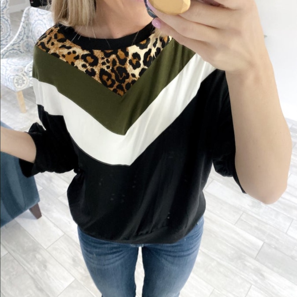 SOLD 💕
Leopard Print Chevron Top